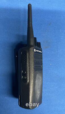 Radio bidirectionnelle Motorola CP100d à 16 canaux avec antenne et batterie