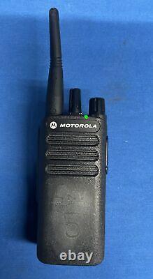 Radio bidirectionnelle Motorola CP100d à 16 canaux avec antenne et batterie