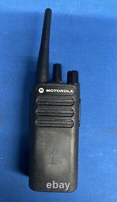 Radio bidirectionnelle Motorola CP100d à 16 canaux avec antenne et batterie