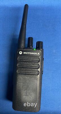 Radio bidirectionnelle Motorola CP100d à 16 canaux avec antenne et batterie