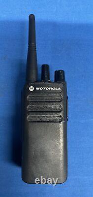 Radio bidirectionnelle Motorola CP100d à 16 canaux avec antenne et batterie