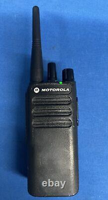 Radio bidirectionnelle Motorola CP100d à 16 canaux avec antenne et batterie