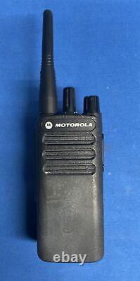 Radio bidirectionnelle Motorola CP100d à 16 canaux avec antenne et batterie