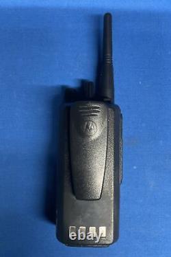 Radio bidirectionnelle Motorola CP100d à 16 canaux avec antenne et batterie