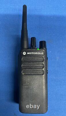 Radio bidirectionnelle Motorola CP100d à 16 canaux avec antenne et batterie