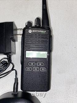 Radio bidirectionnelle Motorola CP185 UHF 435-480 MHz 16 canaux 4 watts AAH03RDF8AA7AN avec antenne
