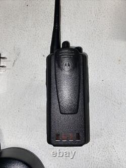 Radio bidirectionnelle Motorola CP185 UHF 435-480 MHz 16 canaux 4 watts AAH03RDF8AA7AN avec antenne
