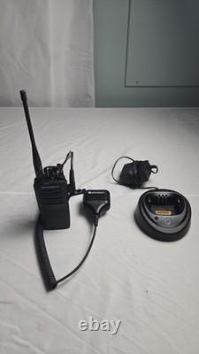 Radio bidirectionnelle Motorola CP200d VHF/UHF avec chargeur et micro haut-parleur, ensemble complet testé