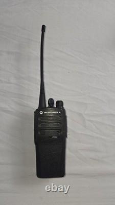 Radio bidirectionnelle Motorola CP200d VHF/UHF avec chargeur et micro haut-parleur, ensemble complet testé