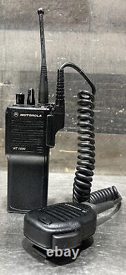 Radio bidirectionnelle Motorola HT1000 16 canaux. Utilisé en surplus. Identifiant d'article 19.