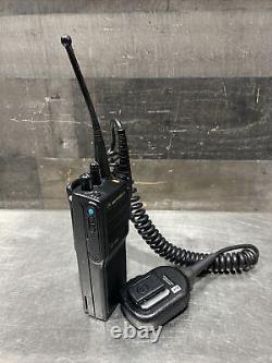 Radio bidirectionnelle Motorola HT1000 16 canaux. Utilisé en surplus. Identifiant d'article 19.