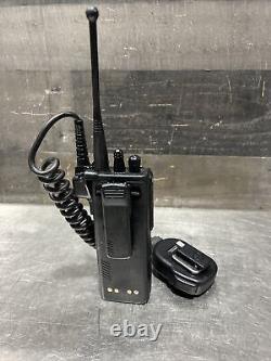 Radio bidirectionnelle Motorola HT1000 16 canaux. Utilisé en surplus. Identifiant d'article 19.