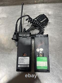 Radio bidirectionnelle Motorola HT1000 16 canaux. Utilisé en surplus. Identifiant d'article 19.