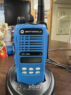 Radio bidirectionnelle Motorola HT1250 VHF 136-174MHz d'occasion fonctionnelle avec chargeur