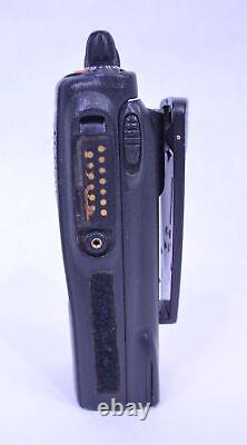 Radio bidirectionnelle Motorola HT1250 VHF à deux voies 136-174 MHz + batterie usagée AAH25KDF9AA5AN