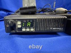 Radio bidirectionnelle Motorola MaxTrac D45MWA5GB7AK 4 avec microphones, radios allumées, lisez.
