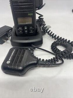 Radio bidirectionnelle Motorola RDV2080d avec 7 canaux, station d'accueil, adaptateur et micro-casque HMN9026E en bon état.