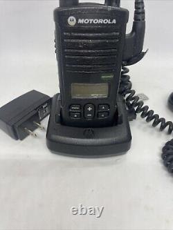 Radio bidirectionnelle Motorola RDV2080d avec 7 canaux, station d'accueil, adaptateur et micro-casque HMN9026E en bon état.