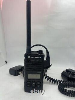 Radio bidirectionnelle Motorola RDV2080d avec 7 canaux, station d'accueil, adaptateur et micro-casque HMN9026E en bon état.