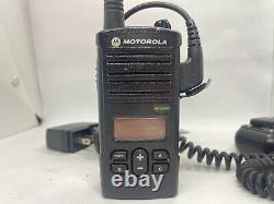 Radio bidirectionnelle Motorola RDV2080d avec 7 canaux, station d'accueil, adaptateur et micro-casque HMN9026E en bon état.