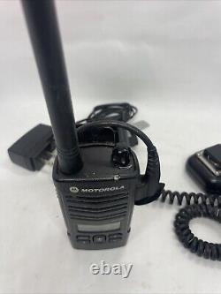 Radio bidirectionnelle Motorola RDV2080d avec 7 canaux, station d'accueil, adaptateur et micro-casque HMN9026E en bon état.