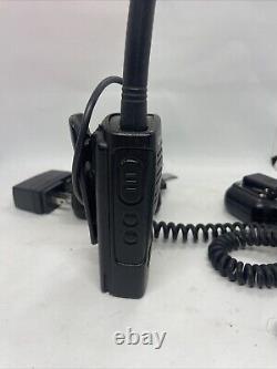 Radio bidirectionnelle Motorola RDV2080d avec 7 canaux, station d'accueil, adaptateur et micro-casque HMN9026E en bon état.