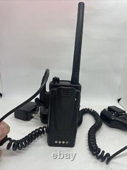 Radio bidirectionnelle Motorola RDV2080d avec 7 canaux, station d'accueil, adaptateur et micro-casque HMN9026E en bon état.