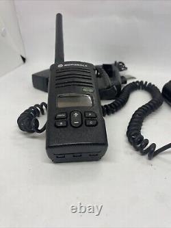 Radio bidirectionnelle Motorola RDV2080d avec 7 canaux, station d'accueil, adaptateur et micro-casque HMN9026E en bon état.