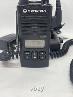 Radio bidirectionnelle Motorola RDV2080d avec 7 canaux, station d'accueil, adaptateur et micro-casque HMN9026E en bon état.