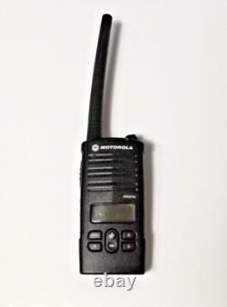 Radio bidirectionnelle Motorola RM Series, chargeur et 3 piles avec écouteurs
