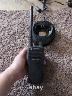 Radio bidirectionnelle Motorola Radius CP200 VHF 146-174 MHz 4 canaux AAH50KDC9AA1AN avec chargeur