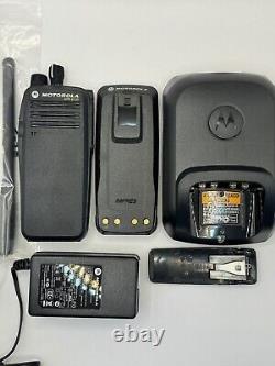 Radio bidirectionnelle Motorola XPR 6100 136-174Mhz 32CH AAH55JDT9JA1AN NIB Utilisée Bat