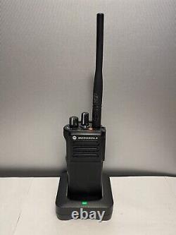 Radio bidirectionnelle Motorola XPR 7350e EUC AAH56JDC9WA1AN VHF 150.8-173.4MHz avec chargeur