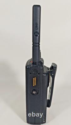 Radio bidirectionnelle Motorola XPR 7550e en excellent état avec batterie et antenne