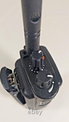 Radio bidirectionnelle Motorola XPR 7550e en excellent état avec batterie et antenne