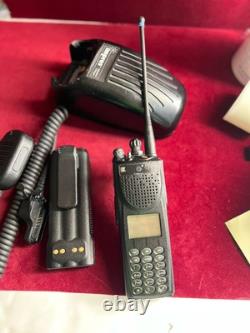 Radio bidirectionnelle Motorola XT3000 700/800 H46UCH9PW7BN avec microphone, chargeur et batterie