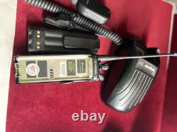 Radio bidirectionnelle Motorola XT3000 700/800 H46UCH9PW7BN avec microphone, chargeur et batterie