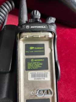 Radio bidirectionnelle Motorola XT3000 700/800 H46UCH9PW7BN avec microphone, chargeur et batterie