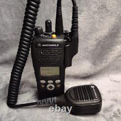 Radio bidirectionnelle Motorola XTS 2500 UHF noire avec batterie IMPRES, microphone et antenne portable
