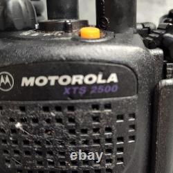 Radio bidirectionnelle Motorola XTS 2500 UHF noire avec batterie IMPRES, microphone et antenne portable