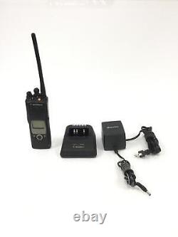 Radio bidirectionnelle Motorola XTS 5000 H18UCF9PW6AN avec base de chargement et adaptateur secteur