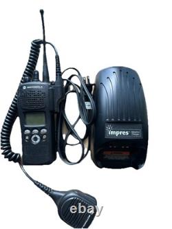 Radio bidirectionnelle Motorola avec chargeur Modèle XTS 2500. Couleur noire