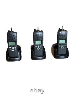 Radio bidirectionnelle Motorola avec chargeur Modèle XTS 2500. Couleur noire.