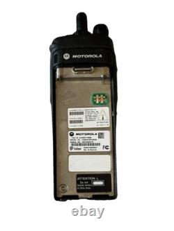 Radio bidirectionnelle Motorola avec chargeur Modèle XTS 2500. Couleur noire.