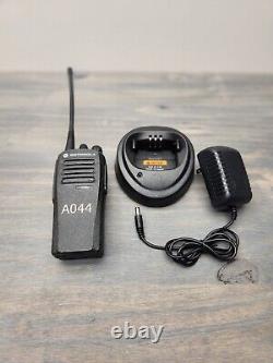 Radio bidirectionnelle UHF Motorola CP200d AAH01QDC9JC2AN AVEC BATTERIE ET CHARGEUR
