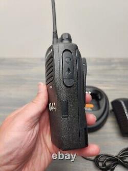 Radio bidirectionnelle UHF Motorola CP200d AAH01QDC9JC2AN AVEC BATTERIE ET CHARGEUR