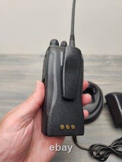 Radio bidirectionnelle UHF Motorola CP200d AAH01QDC9JC2AN AVEC BATTERIE ET CHARGEUR
