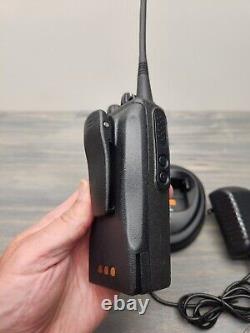Radio bidirectionnelle UHF Motorola CP200d AAH01QDC9JC2AN AVEC BATTERIE ET CHARGEUR