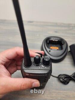 Radio bidirectionnelle UHF Motorola CP200d AAH01QDC9JC2AN AVEC BATTERIE ET CHARGEUR
