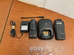 Radio bidirectionnelle UHF Motorola XPR 6550 AAH55TDH9LA1AN avec kit de batterie NON TESTÉ